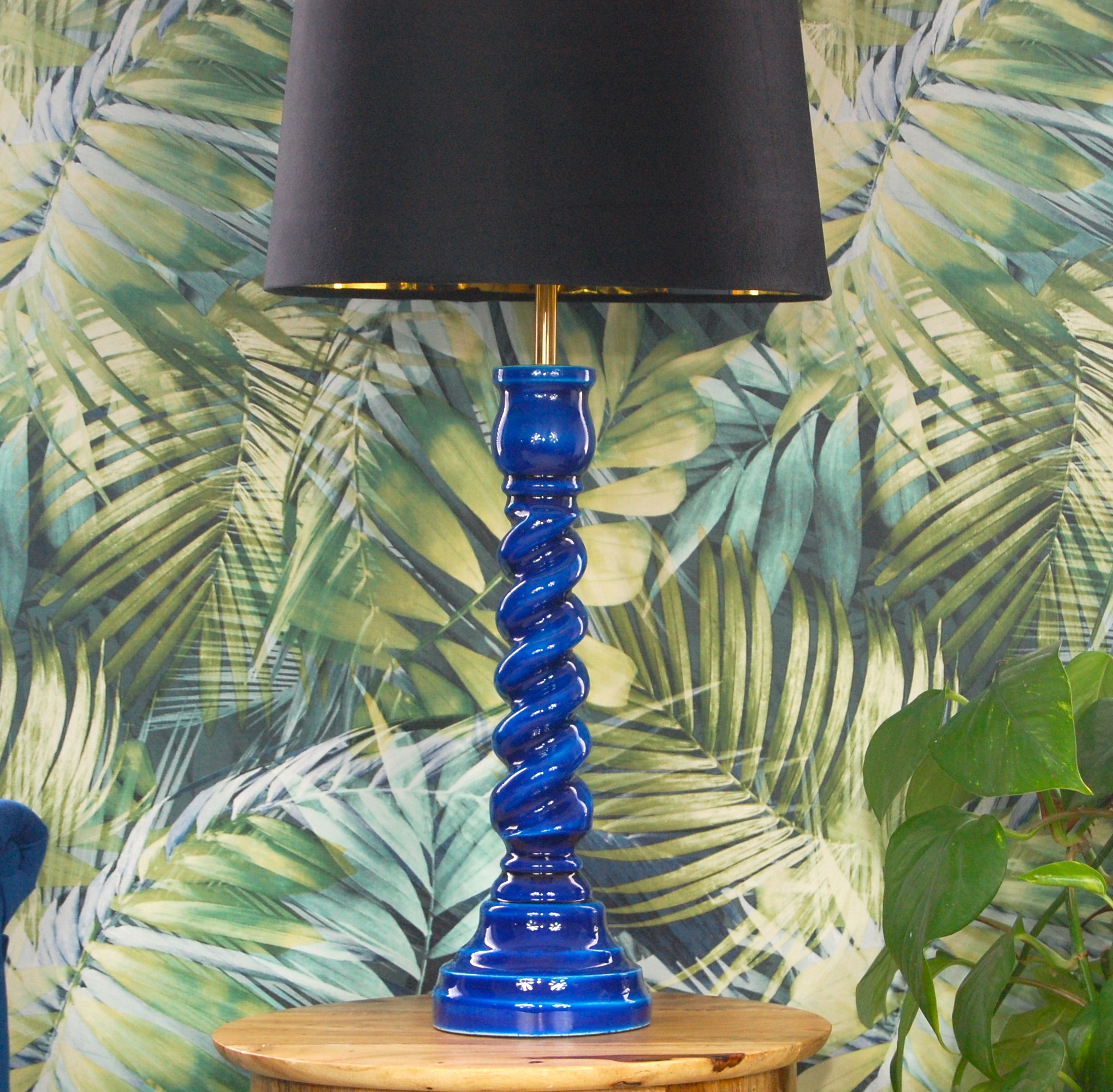 SAPPHIRE BLUE GLOSS WOODEN TABLE LAMP - Image 2